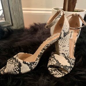 Steve Madden snake skin 3” kitten heel